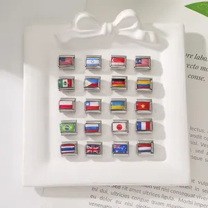 Détail de breloques italiennes en acier inoxydable avec divers drapeaux nationaux