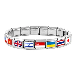 Détail des maillons de bracelet italien avec drapeaux nationaux en émail brillant