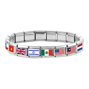 Détail d'un bracelet modulaire en acier inoxydable avec des maillons de drapeaux