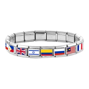 Détail des maillons modulaires en acier inoxydable avec emblèmes de drapeaux nationaux