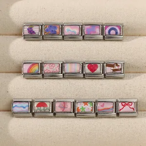 Italienische Charms mit Regenbogen- und Herzmotiven in einer Schmuckschatulle gezeigt