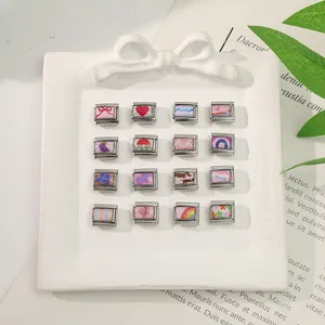 Makroaufnahme von 16 italienischen Charms mit Regenbogen und Herzen auf Tablett