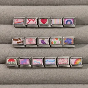 Makroaufnahme von italienischen Edelstahl-Charms mit Regenbogen-, Herz- und Blumenmustern