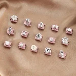 Detaillierte Nahaufnahme rosa italienischer Charms mit Perlen, Kristallen und Schleifen