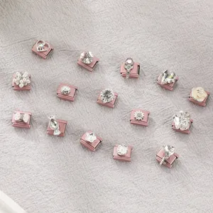 Detailansicht der Roségold Italian Charms mit Perlenblumen und rosa Kristallherzen