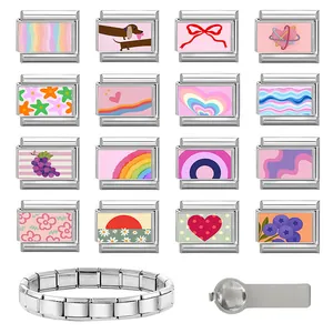 Detailansicht eines DIY-Charms-Armbands mit bunten Regenbogen- und Herz-Modulen