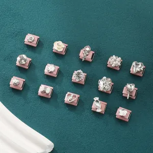 Detailansicht der roségoldenen DIY-Charms mit Perlen, Strass und Schleifendesigns