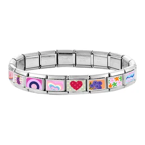Nahaufnahme eines italienischen Charm-Armbands aus Edelstahl mit Emaille-Icons