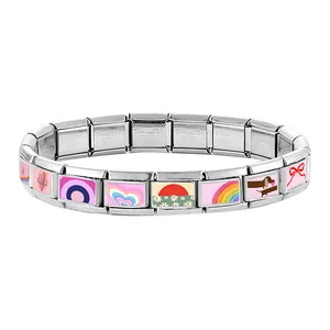 Detail eines italienischen Modular-Armbands mit Regenbogen, Herz und Emaille-Anhängern