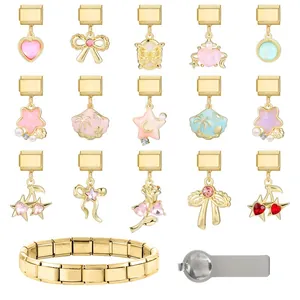 Vue détaillée des breloques dorées pour bracelet modulaire avec motifs cerise et étoile