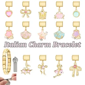 Bracelet à breloques italiennes avec pendentifs dorés, cœurs, nœuds et gemmes colorées