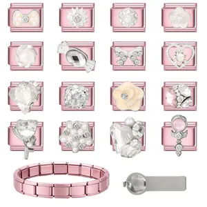 Details der rosa modularen Glieder mit Perlenbogen und Herzanhänger für Edelstahlarmbänder