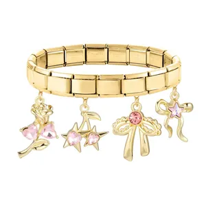 Détail du bracelet à breloques italien avec pierres roses et pendentifs dorés en acier