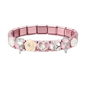 Detail eines rosa modularen Armbands mit Emaille-Anhängern und Kristallelementen