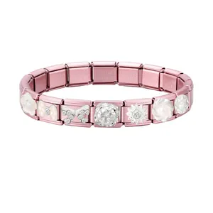 Nahaufnahme der rosa Modular-Armbanddetails mit Kristallschleife und Edelstahlstempel