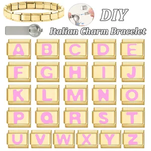 Détail du bracelet italien DIY avec modules d'alphabet roses à emboîtement à 90 degrés