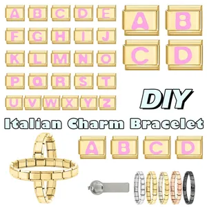 Détails macro des maillons de bracelet italien DIY avec lettres roses sur base dorée