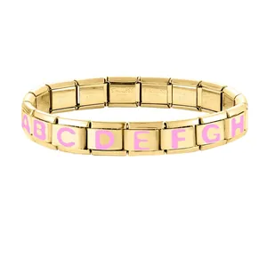 Détail d'un bracelet modulaire en acier inoxydable avec lettres roses et fini doré