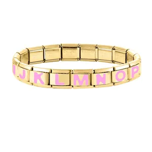 Détail du bracelet italien doré avec lettres roses I à P sur maillons en acier inoxydable
