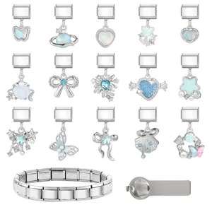 Dettaglio kit bracciale componibile con 15 ciondoli blu e maglie in acciaio inox
