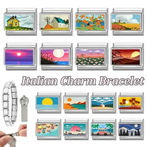 Dettaglio di vari charm italiani in acciaio inossidabile con illustrazioni di paesaggi