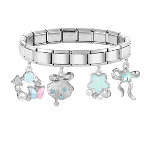 Dettaglio del bracciale modulare in acciaio inossidabile con ciondoli blu e stelle