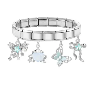 Dettaglio del bracciale argento con ciondoli a forma di stella blu, cuore e farfalla