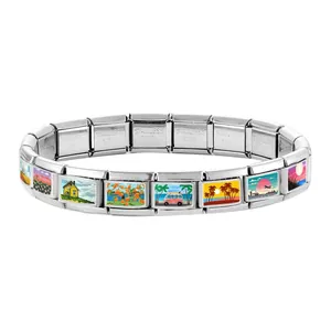 Dettaglio dei charm modulari italiani in acciaio inossidabile con paesaggi smaltati colorati