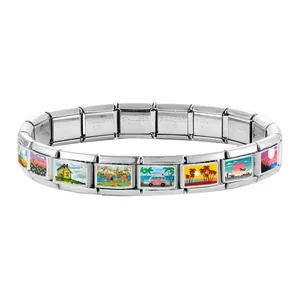 Dettaglio del bracciale modulare in acciaio inossidabile con illustrazioni colorate