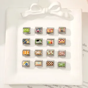 Flachbild von 16 bunten DIY Italienischen Charm-Links mit Blumenmuster auf einem Teller
