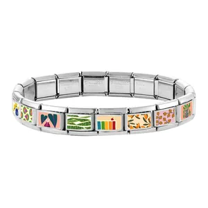Makroansicht der italienischen Charm-Armbandglieder mit Edelstahlmarke und Blumenkunst