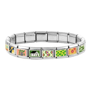 Detailansicht modularer Edelstahl-Elemente für italienische Armbänder mit bunten Farbmustern