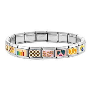 Details der italienischen Charm-Armbandglieder mit Edelstahl-Logo und Blumenkunst