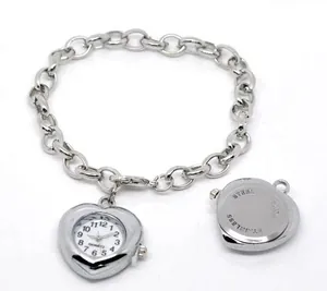 Detail von silbernem Herz-Quarz-Uhrenanhänger mit Edelstahlrückseite an Kettengliedarmband