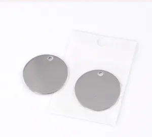 Detailopname van ronde 30mm roestvrijstalen hangers in een doorzichtige PE-zak