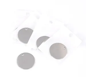 Macro-detail van 30mm ronde roestvrijstalen bedeltjes met voorgeboorde gaten voor DIY