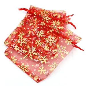 Bolsas de regalo de organza rojas con copos de nieve dorados y cordón para Navidad