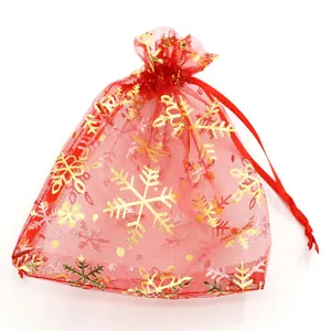 Bolsa de organza roja con copos de nieve dorados y cierre de cinta para regalo festivo