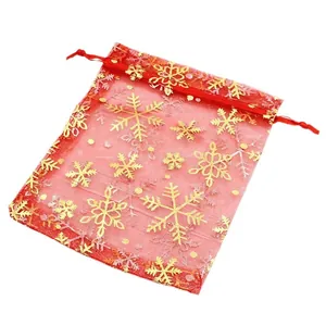 Bolsas de regalo de organza roja con copos de nieve dorados para detalles navideños