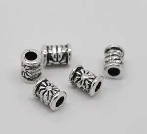 Primo piano di distanziatori a fiocco di neve in argento vintage 4mm con motivi floreali