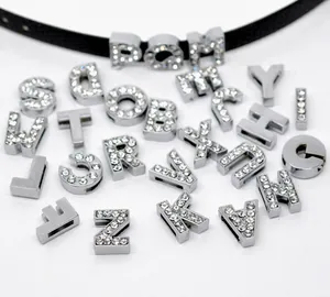 Vista dettagliata di perline a scorrimento con lettere argentate e strass per DIY