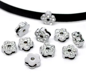 Dettaglio di distanziatori a fiore di prugna argento con cristalli per gioielli fai-da-te