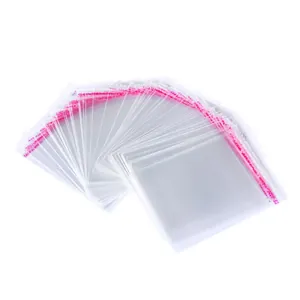 Detailansicht klarer Plastikverpackungen mit roten selbstklebenden Verschlussstreifen