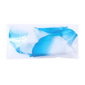 Detailansicht blau-weißer künstlicher Blütenblätter in transparenter OPP-Verpackung