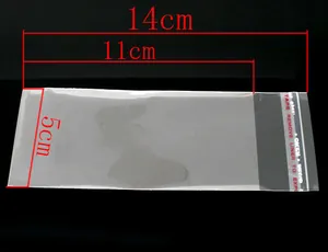 Detailansicht klarer OPP-Beutel 5x11cm mit rotem Selbstklebestreifen auf Schwarz