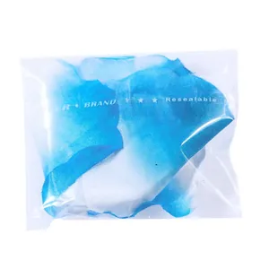 Wiederverschließbare Kunststoffbeutel mit blau-weißen Blütenblättern zur Verpackung