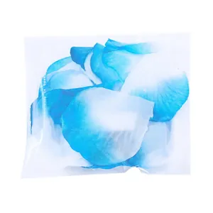 Detail von blau-weißen künstlichen Rosenblättern in einer klaren OPP-Verpackung