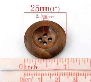Detalle de botón de madera marrón oscuro de 25mm con cuatro agujeros y escala de medida