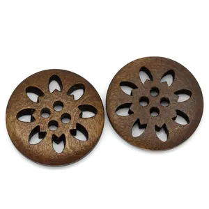 Dos botones vintage de 25mm en madera marrón con calado de copo de nieve y cuatro agujeros
