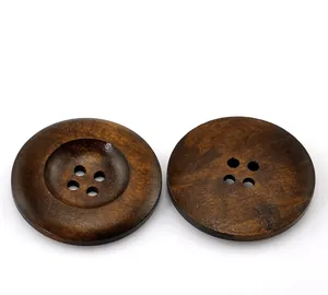 Detalle de botones redondos de madera marrón oscuro con veta natural y diseño de cuatro agujeros